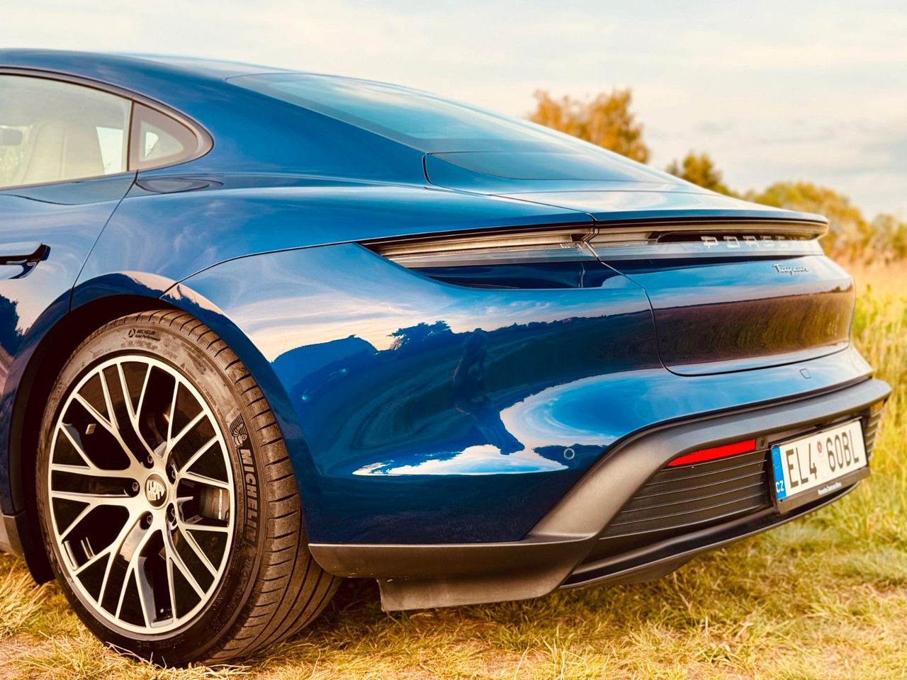 Porsche Taycan CR - Лек автомобил: снимка 4 Porsche Taycan CR - Лек автомобил: снимка 4