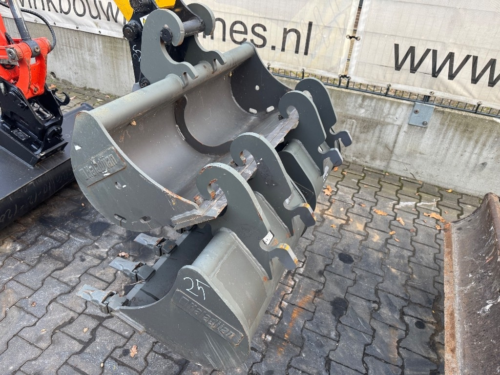 Komatsu PC 26 MR-3 - Мини багер: снимка 2 Komatsu PC 26 MR-3 - Мини багер: снимка 2