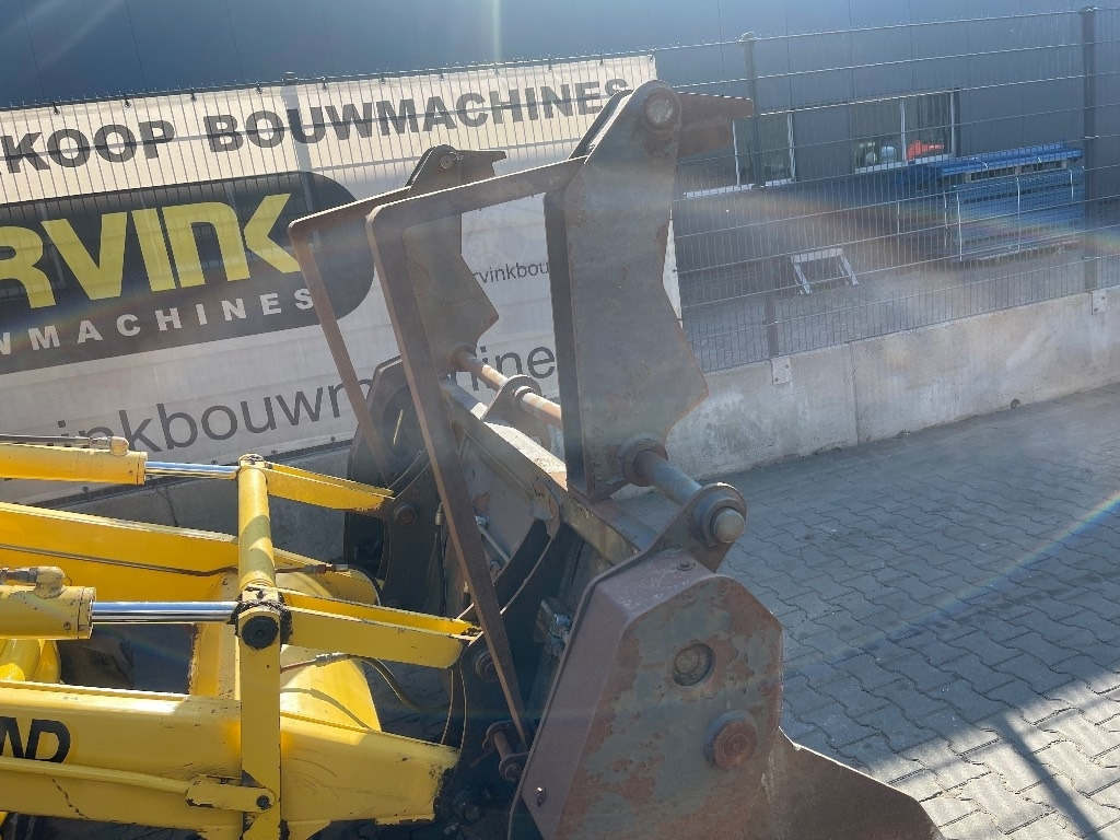 New Holland LB 110 - Багер-товарач: снимка 3 New Holland LB 110 - Багер-товарач: снимка 3