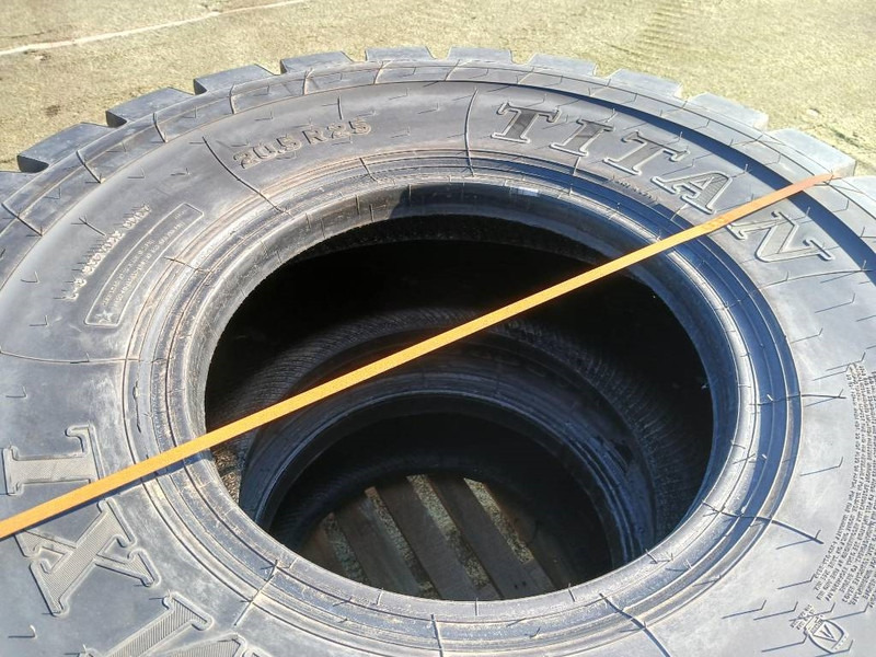 Titan 20.5R25, Nya däck - Гуми и джанти за Строителна техника: снимка 2 Titan 20.5R25, Nya däck - Гуми и джанти за Строителна техника: снимка 2