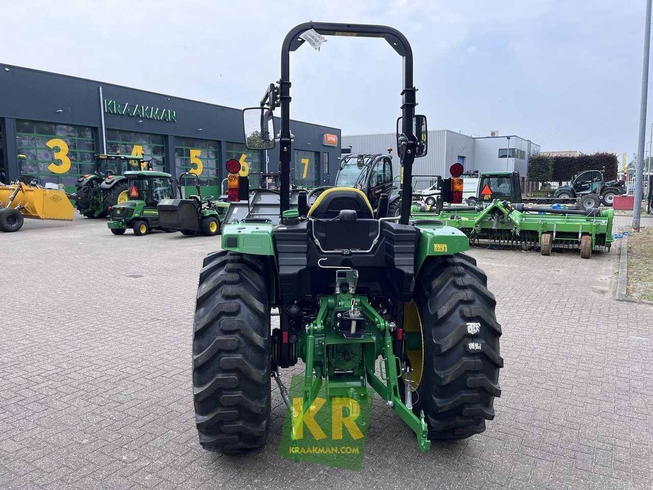 John Deere 4066M - Малък трактор: снимка 3 John Deere 4066M - Малък трактор: снимка 3