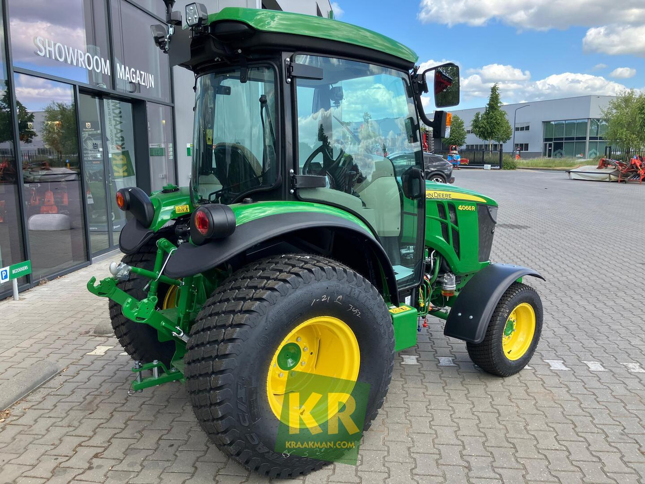 John Deere 4066R - Малък трактор: снимка 2 John Deere 4066R - Малък трактор: снимка 2