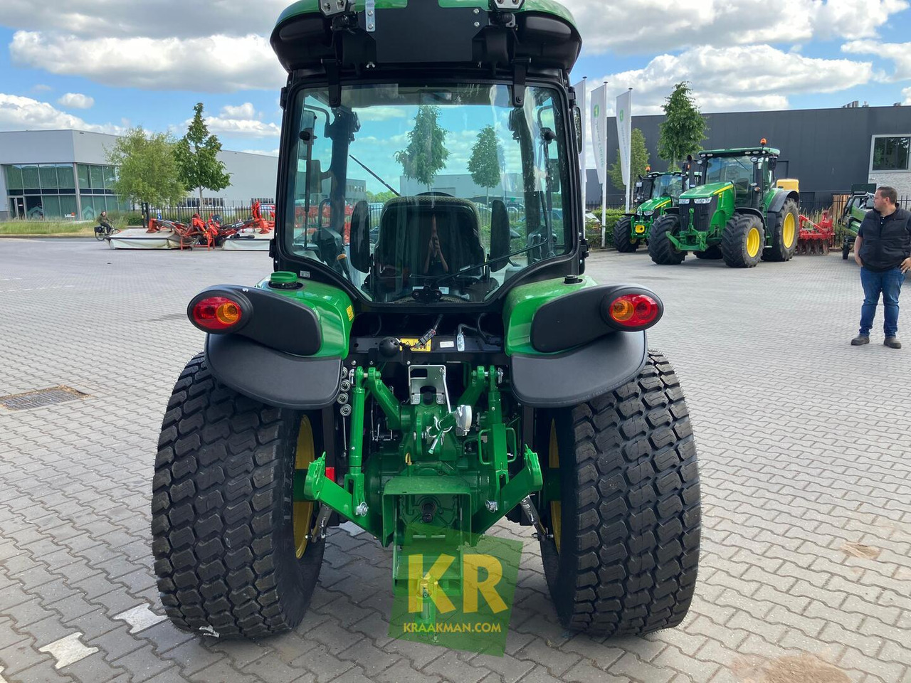 John Deere 4066R - Малък трактор: снимка 3 John Deere 4066R - Малък трактор: снимка 3