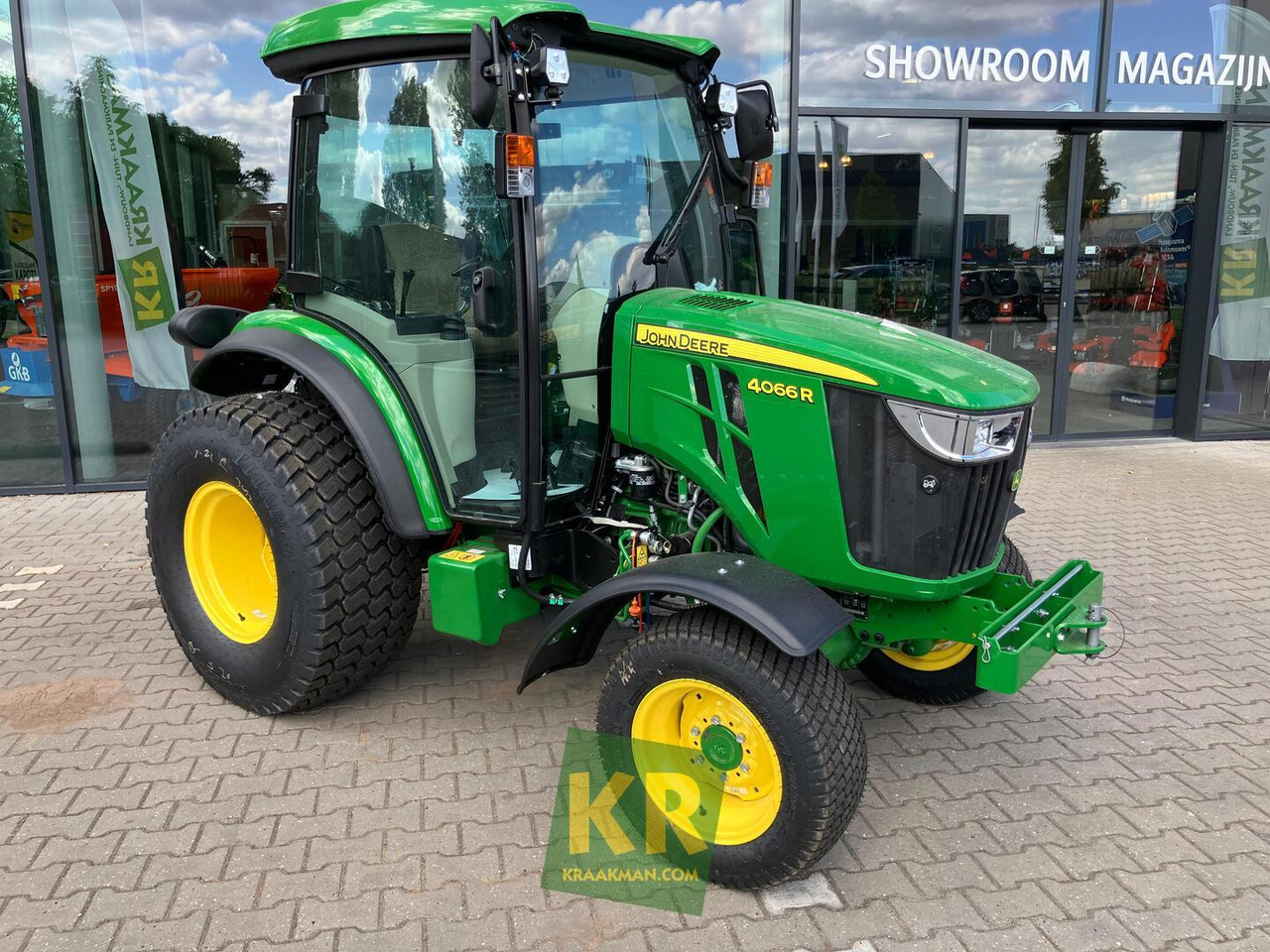 John Deere 4066R - Малък трактор: снимка 1 John Deere 4066R - Малък трактор: снимка 1