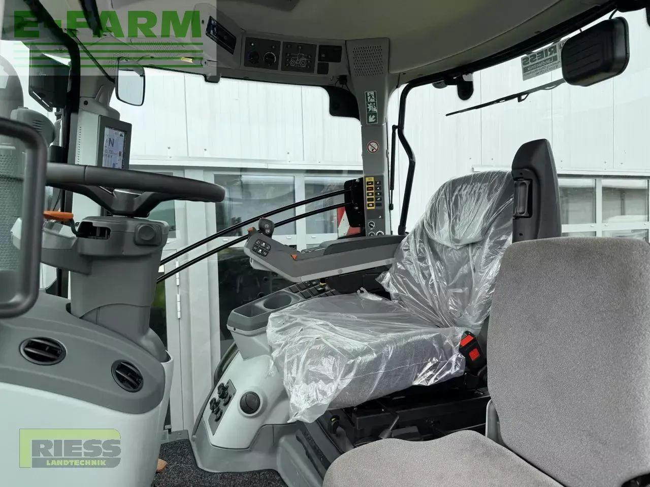 CLAAS axion 800 cis+ hexashift HEXASHIFT CIS+ - Трактор: снимка 4 CLAAS axion 800 cis+ hexashift HEXASHIFT CIS+ - Трактор: снимка 4