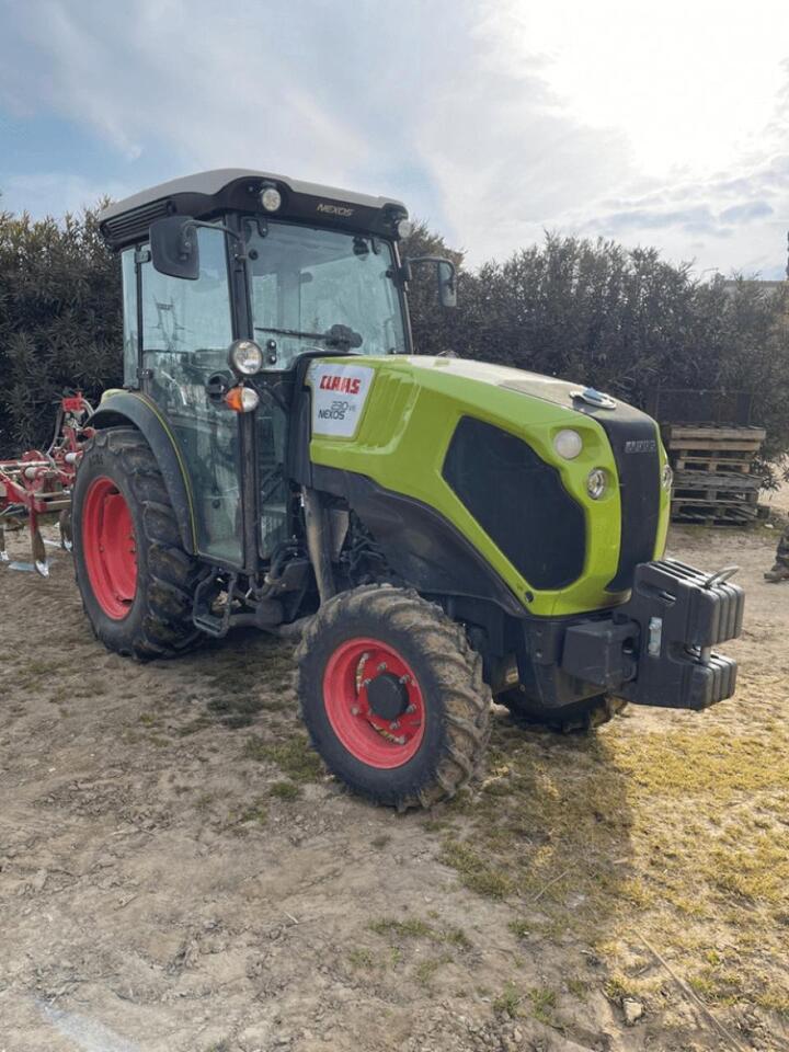 CLAAS nexos 230 ve - Трактор: снимка 1 CLAAS nexos 230 ve - Трактор: снимка 1