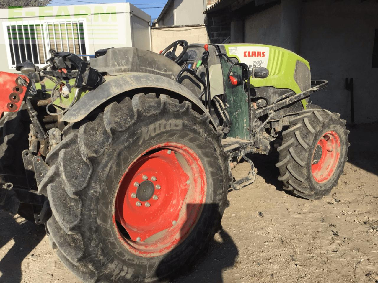CLAAS nexos 240 f arceau F - Трактор: снимка 2 CLAAS nexos 240 f arceau F - Трактор: снимка 2