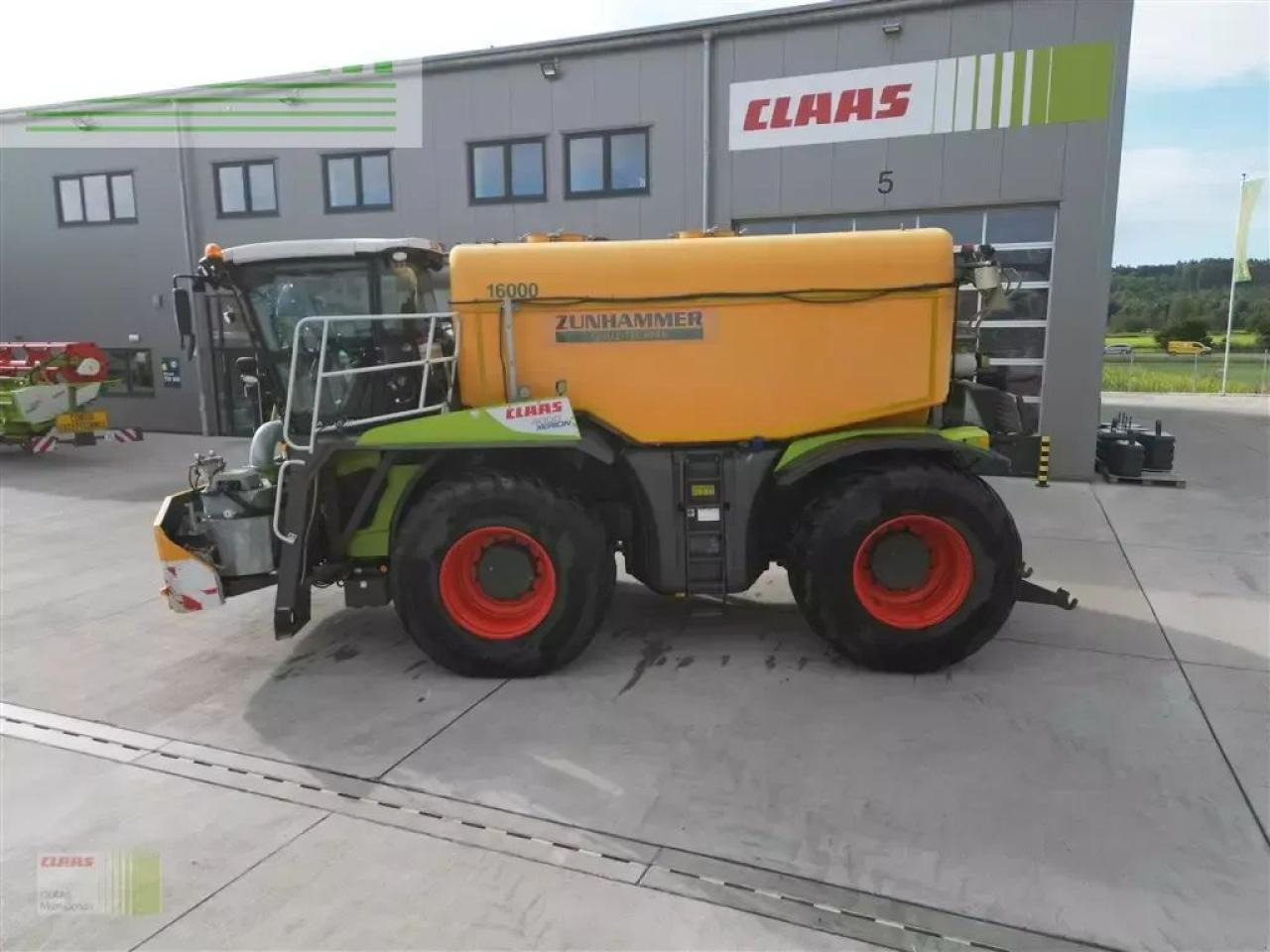 CLAAS xerion 4000 saddle trac SADDLE TRAC - Самоходна пръскачка: снимка 3 CLAAS xerion 4000 saddle trac SADDLE TRAC - Самоходна пръскачка: снимка 3