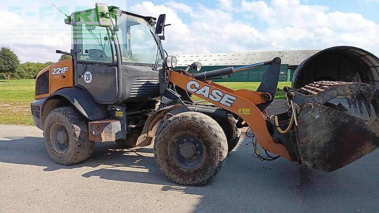 Case-IH 221 f - Мини багер: снимка 2 Case-IH 221 f - Мини багер: снимка 2