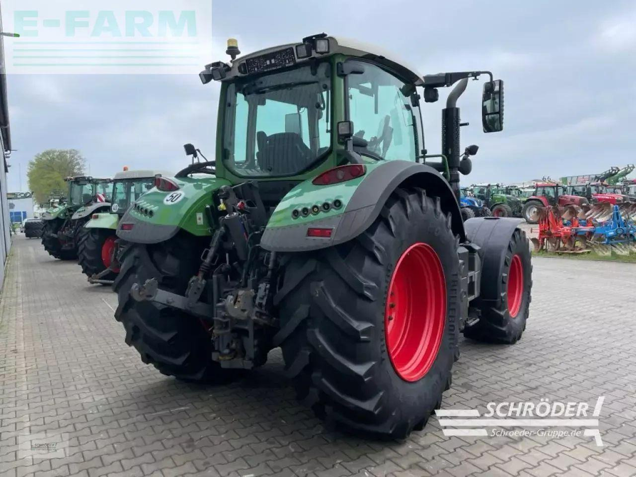 Fendt 724 vario s4 profi plus ProfiPlus - Трактор: снимка 3 Fendt 724 vario s4 profi plus ProfiPlus - Трактор: снимка 3