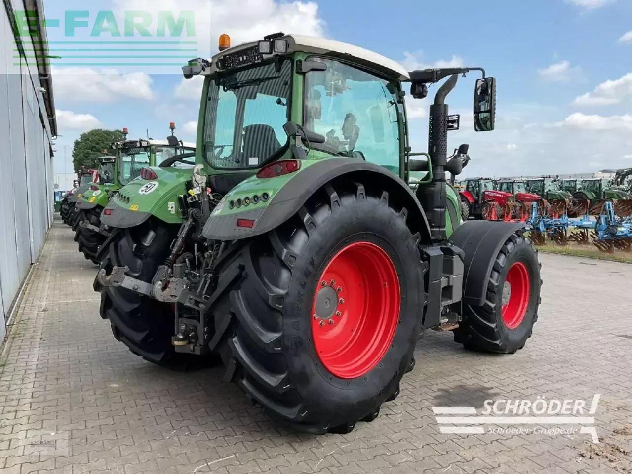 Fendt 724 vario s4 profi plus ProfiPlus - Трактор: снимка 3 Fendt 724 vario s4 profi plus ProfiPlus - Трактор: снимка 3