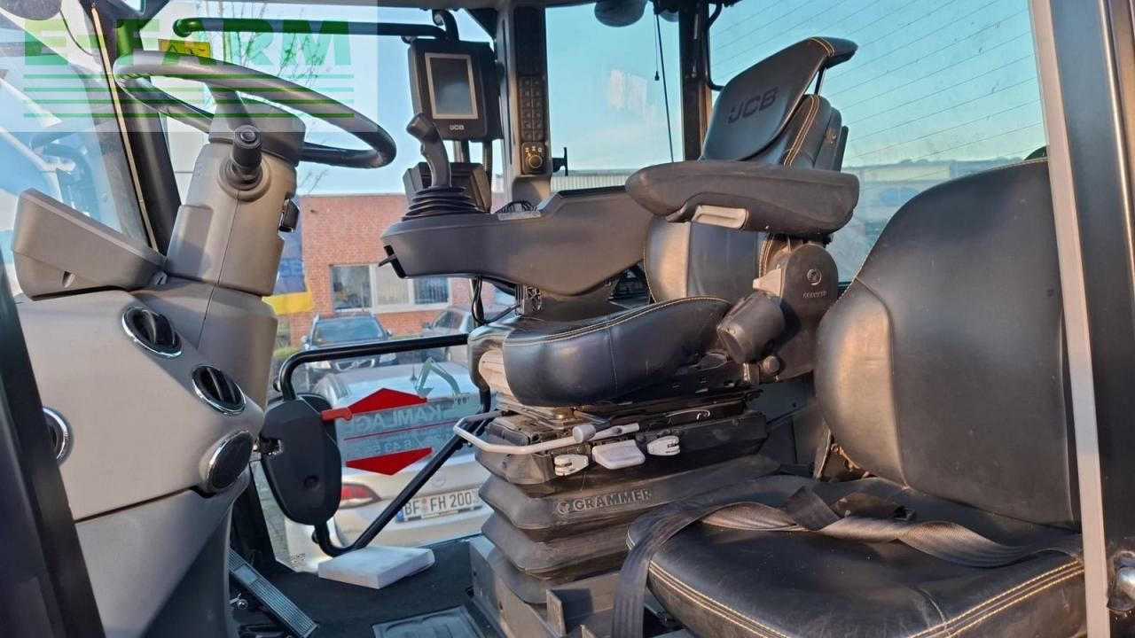 Трактор JCB 4220 fastrac: снимка 6