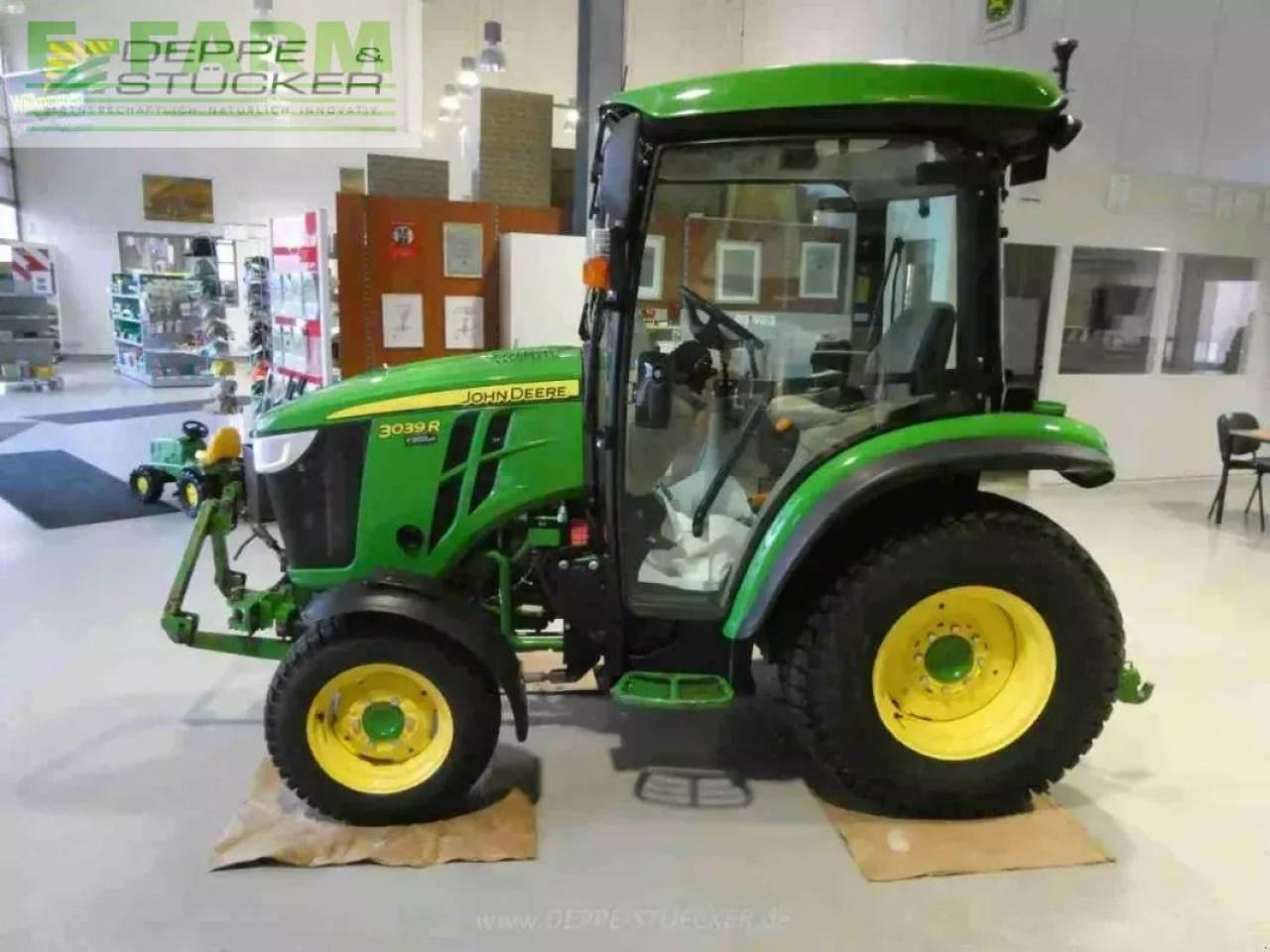 John Deere 3039r - Трактор: снимка 2 John Deere 3039r - Трактор: снимка 2