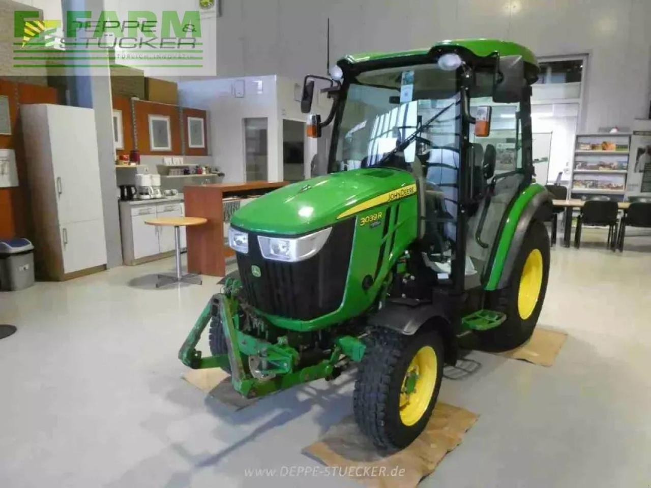 John Deere 3039r - Трактор: снимка 1 John Deere 3039r - Трактор: снимка 1