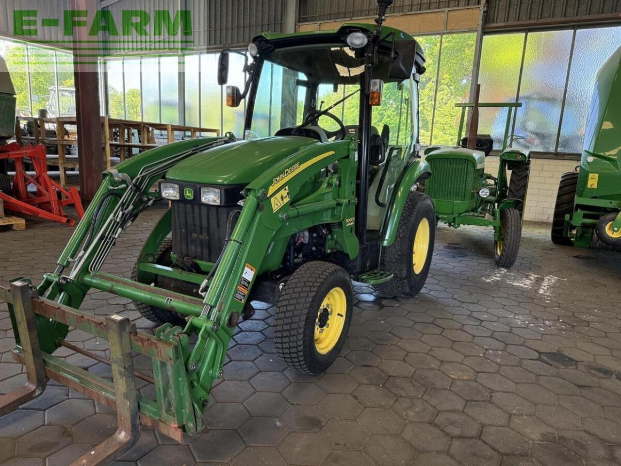 John Deere 3320 - Трактор: снимка 2 John Deere 3320 - Трактор: снимка 2