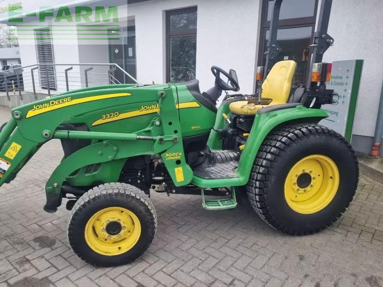 John Deere 3320 my11 - Трактор: снимка 4 John Deere 3320 my11 - Трактор: снимка 4