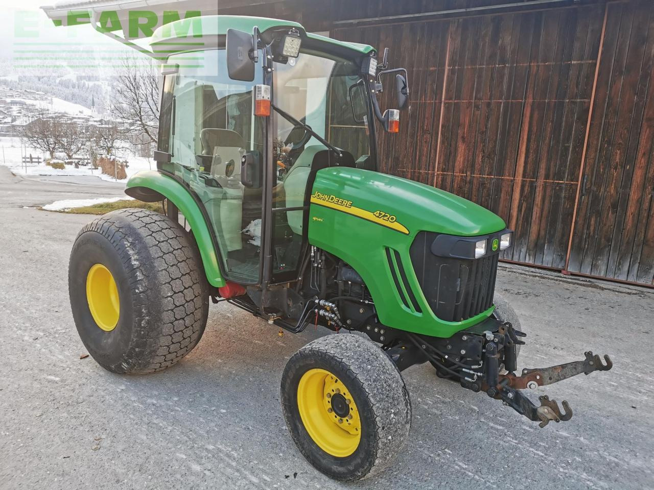 John Deere 4720 - Трактор: снимка 3 John Deere 4720 - Трактор: снимка 3