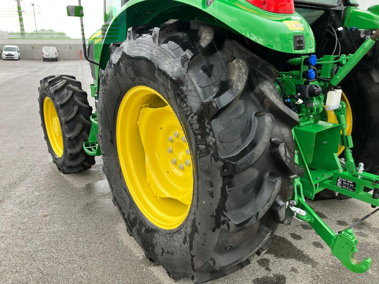 Трактор John Deere 5067E: снимка 39