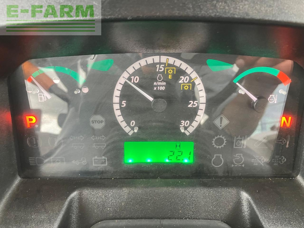 Трактор John Deere 5067E: снимка 28