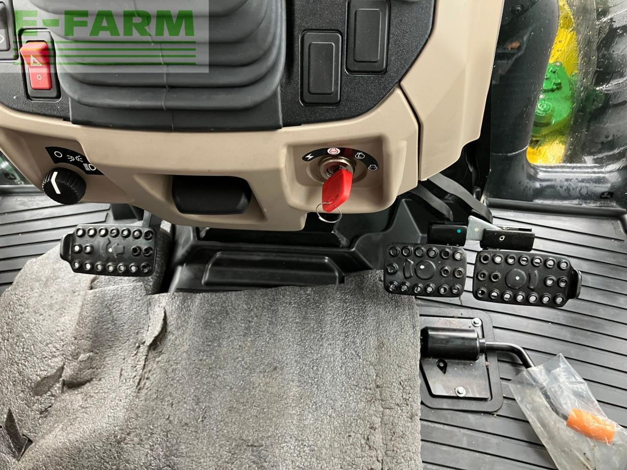 Трактор John Deere 5067E: снимка 38