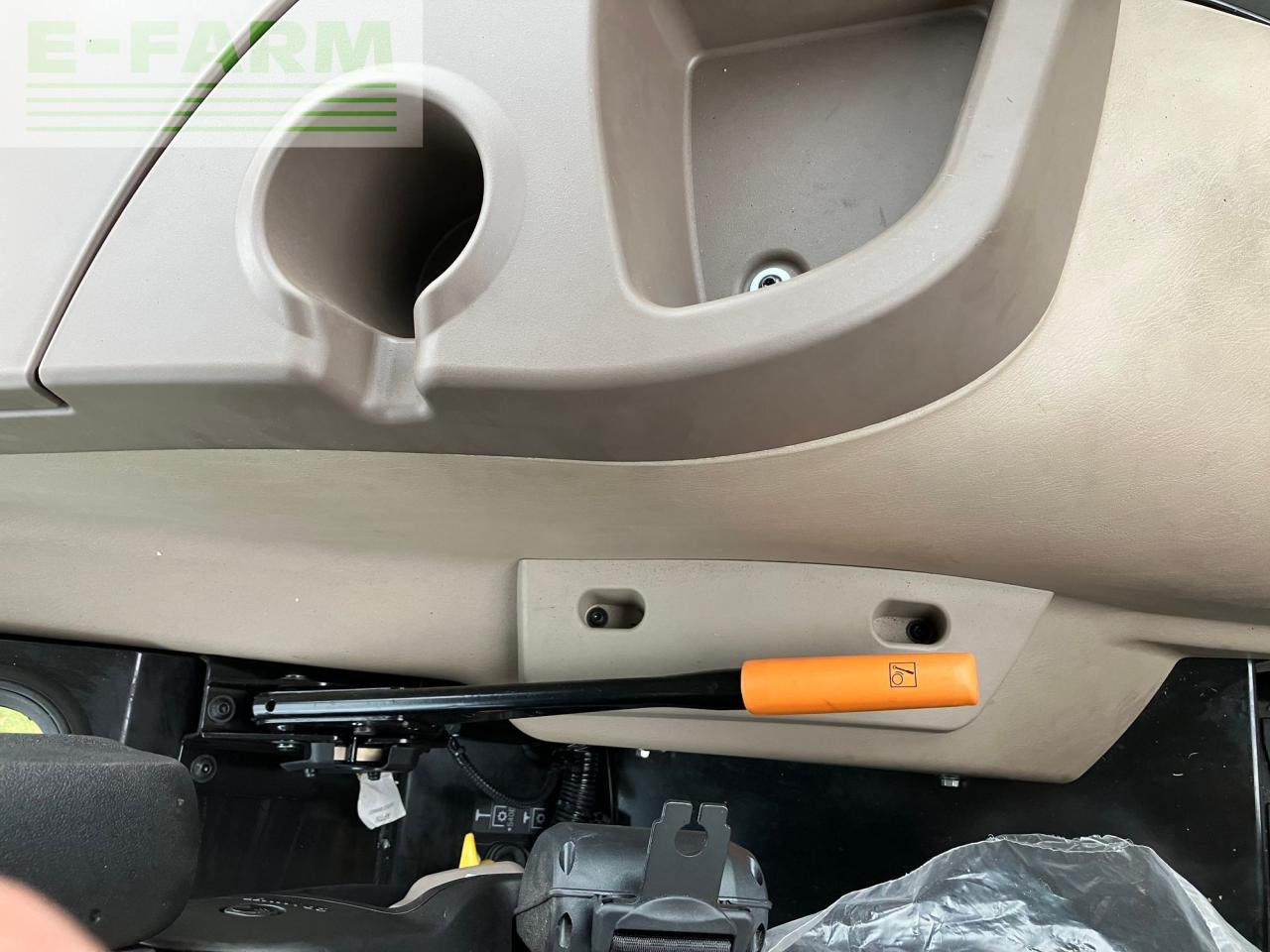 Трактор John Deere 5067E: снимка 15