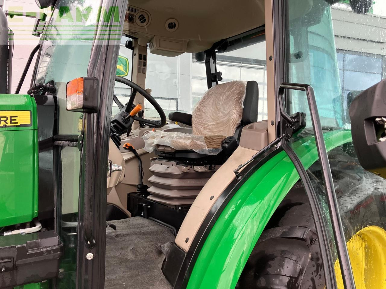 Трактор John Deere 5067E: снимка 40