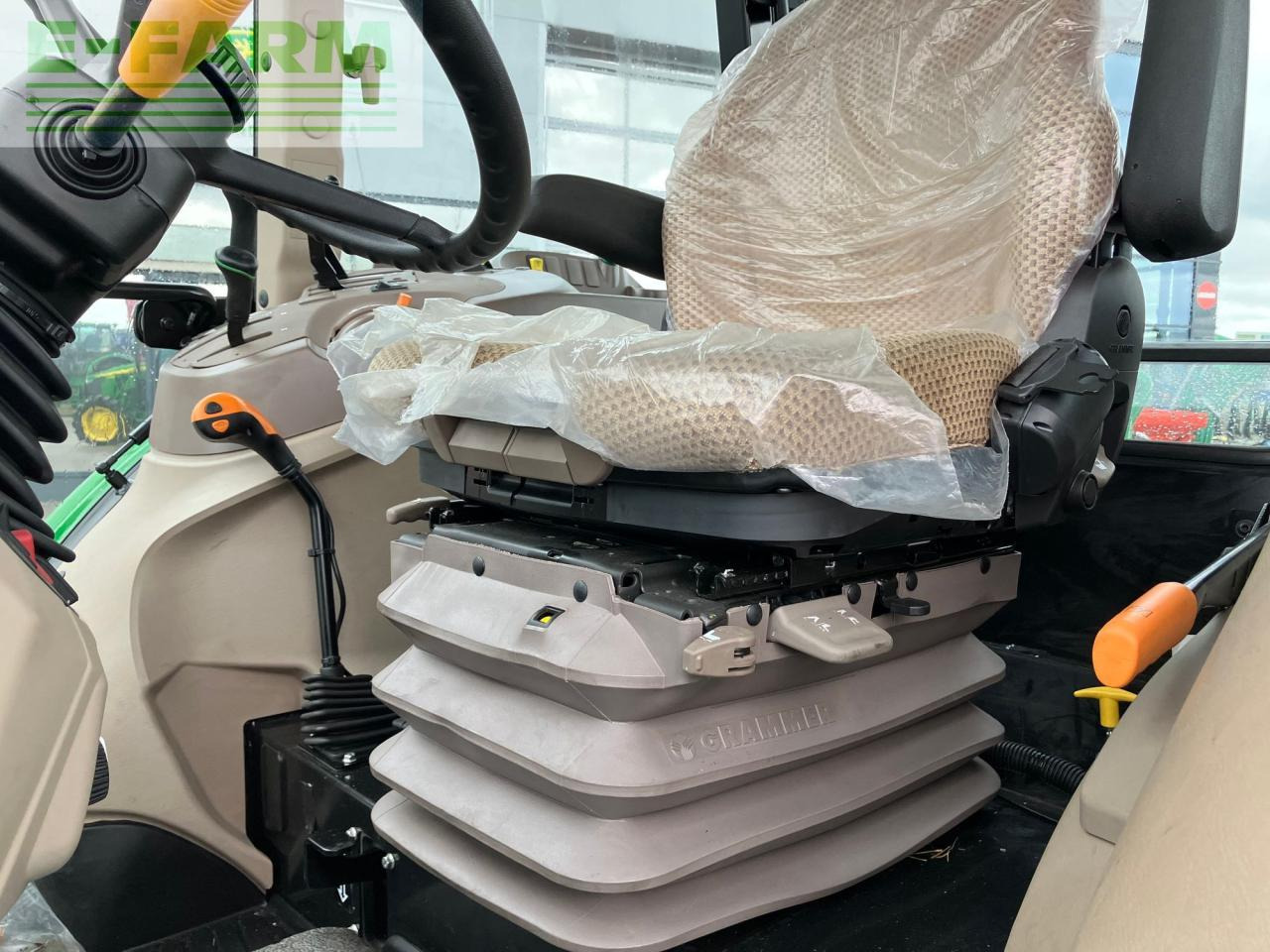 Трактор John Deere 5067E: снимка 19