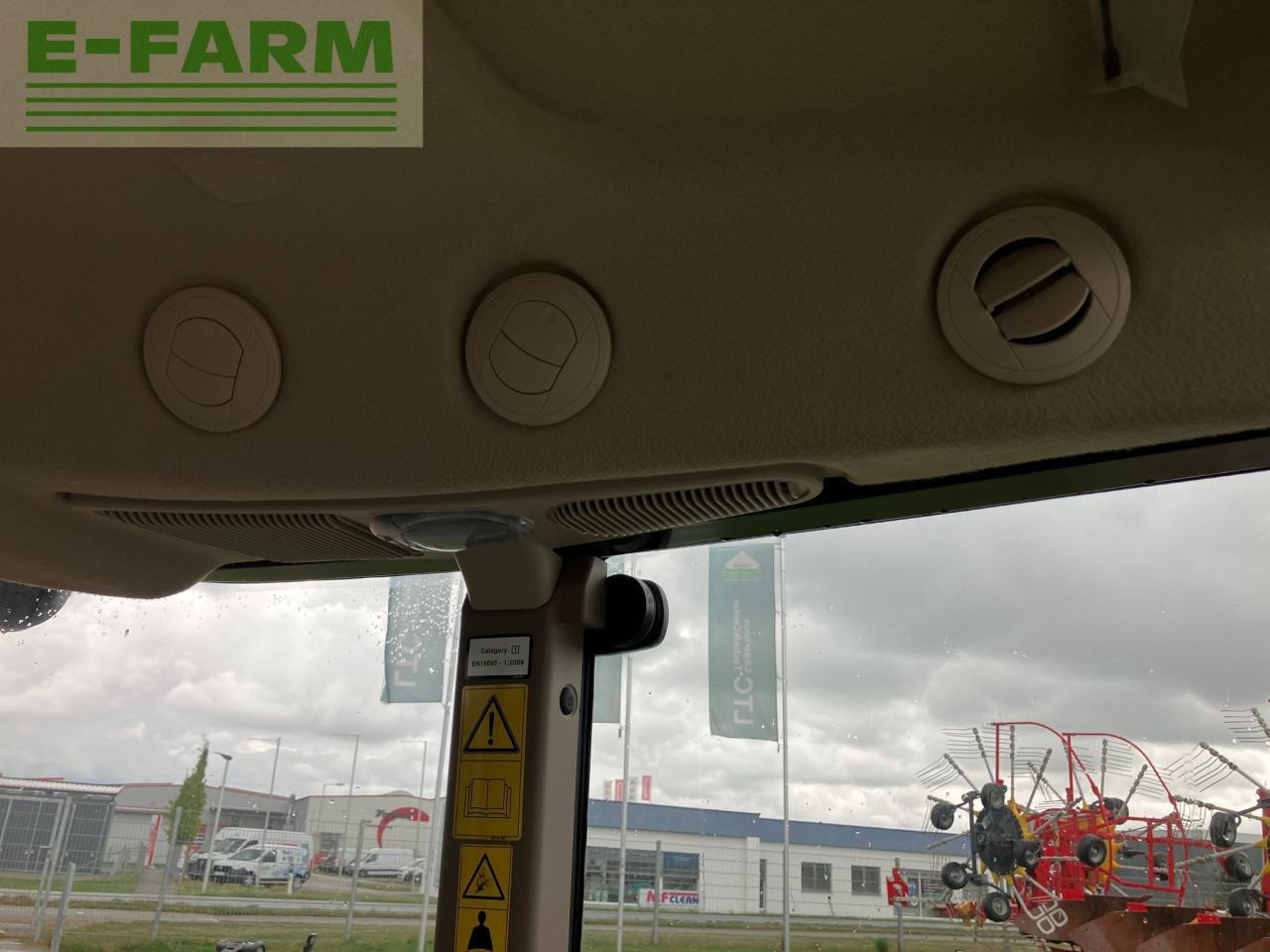 Трактор John Deere 5067E: снимка 25