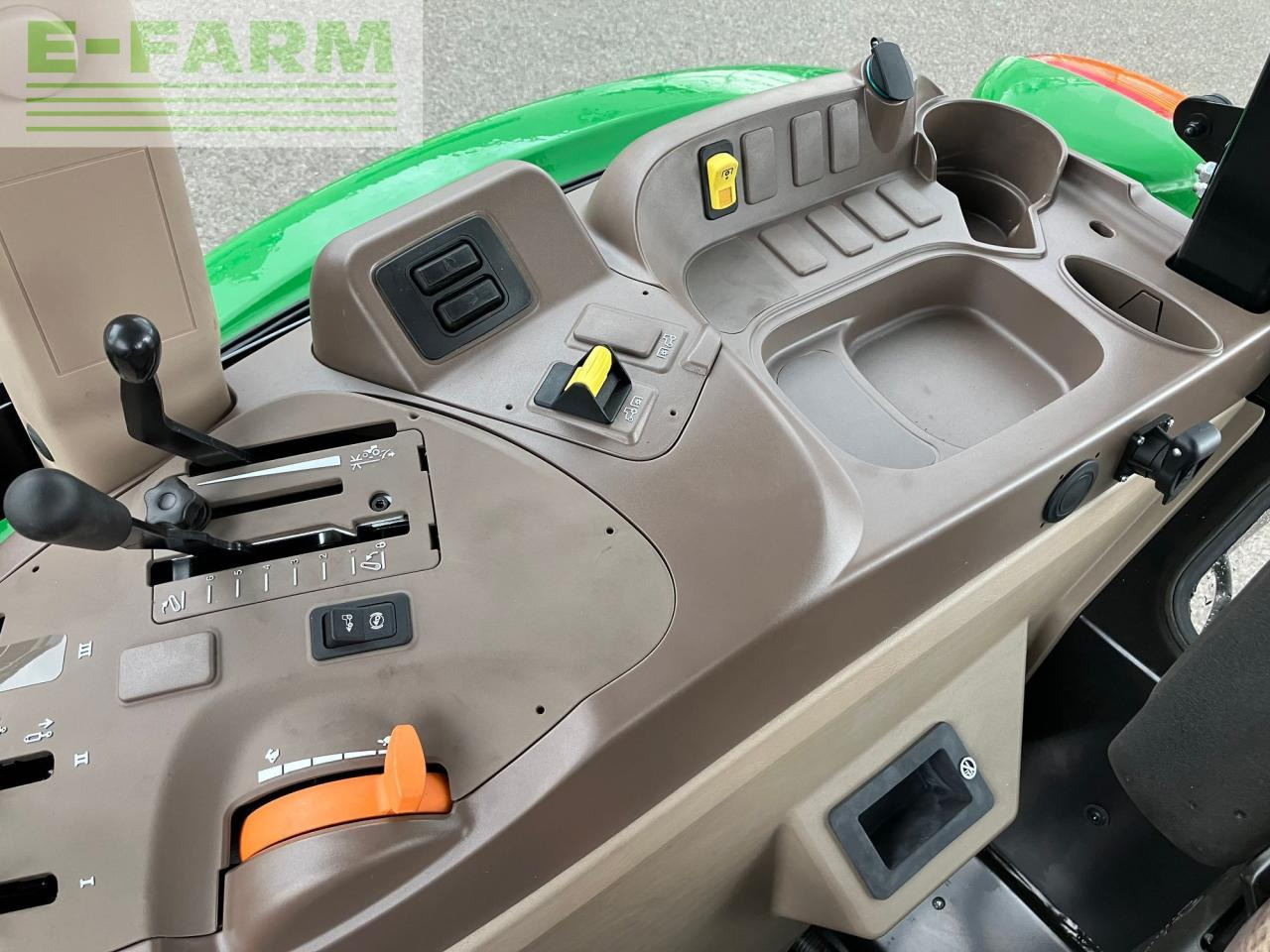 Трактор John Deere 5067E: снимка 37