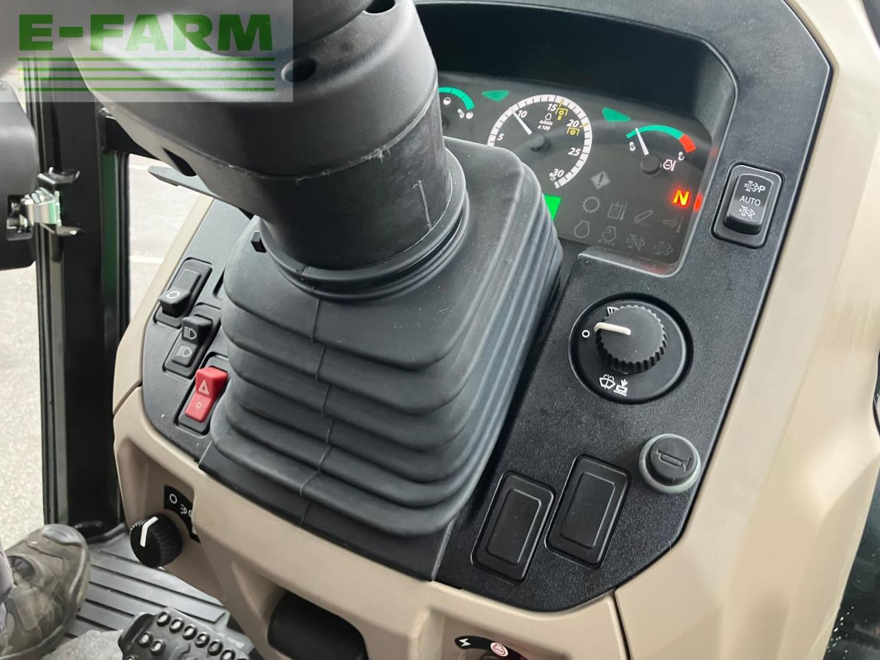 Трактор John Deere 5067E: снимка 36