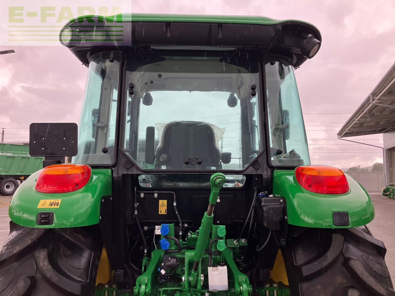 Трактор John Deere 5067E: снимка 26