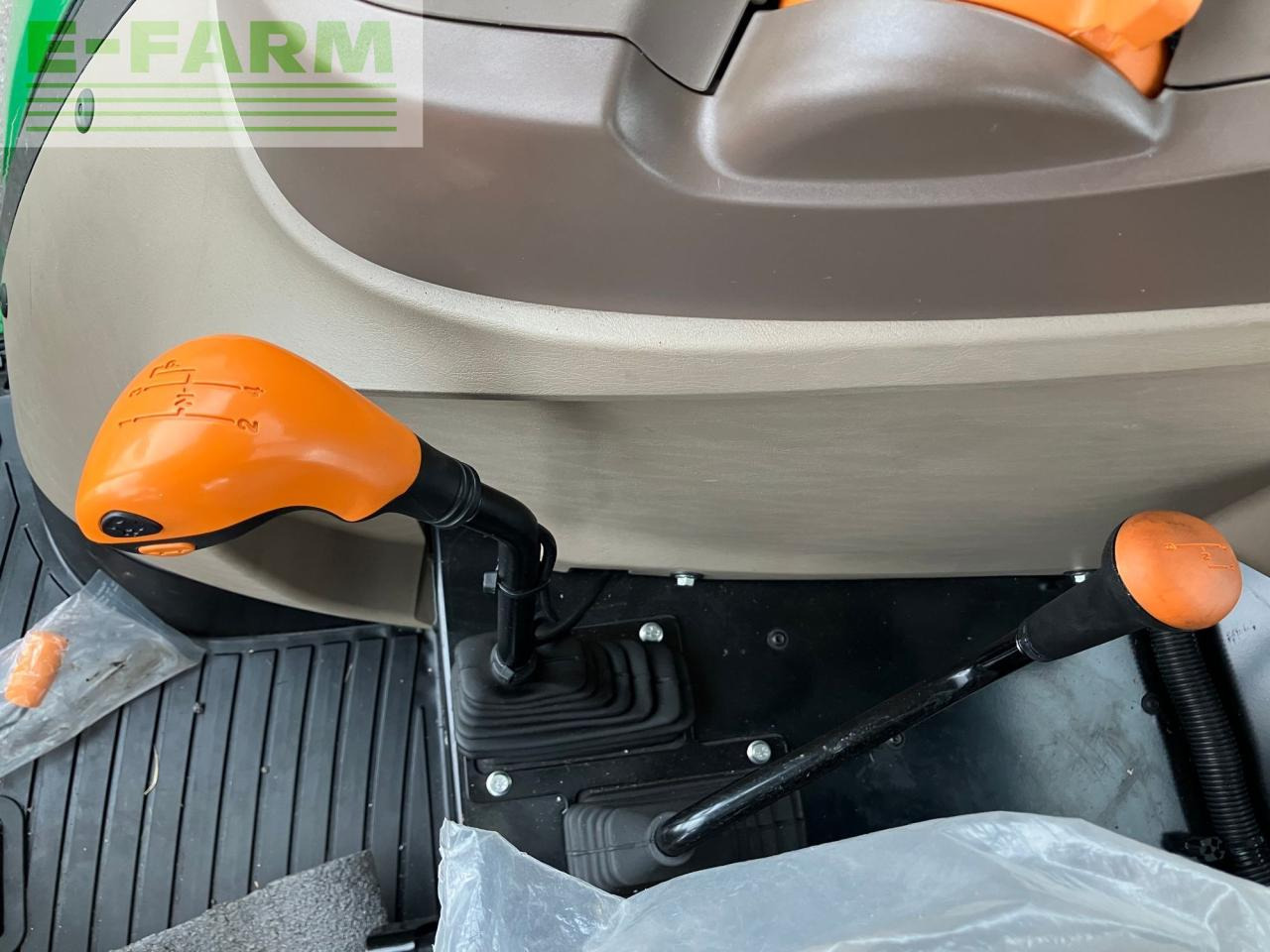 Трактор John Deere 5067E: снимка 31