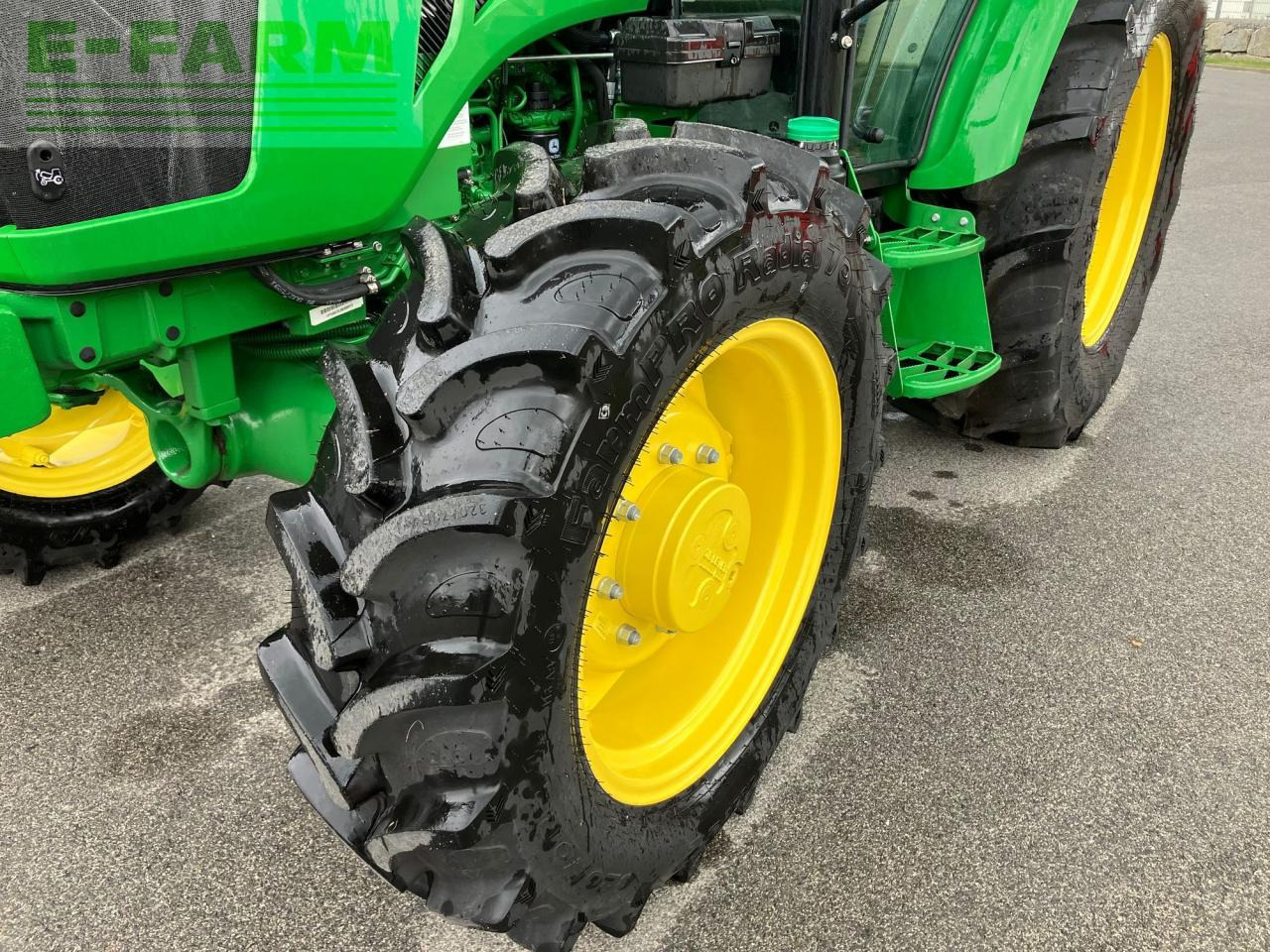 Трактор John Deere 5067E: снимка 27