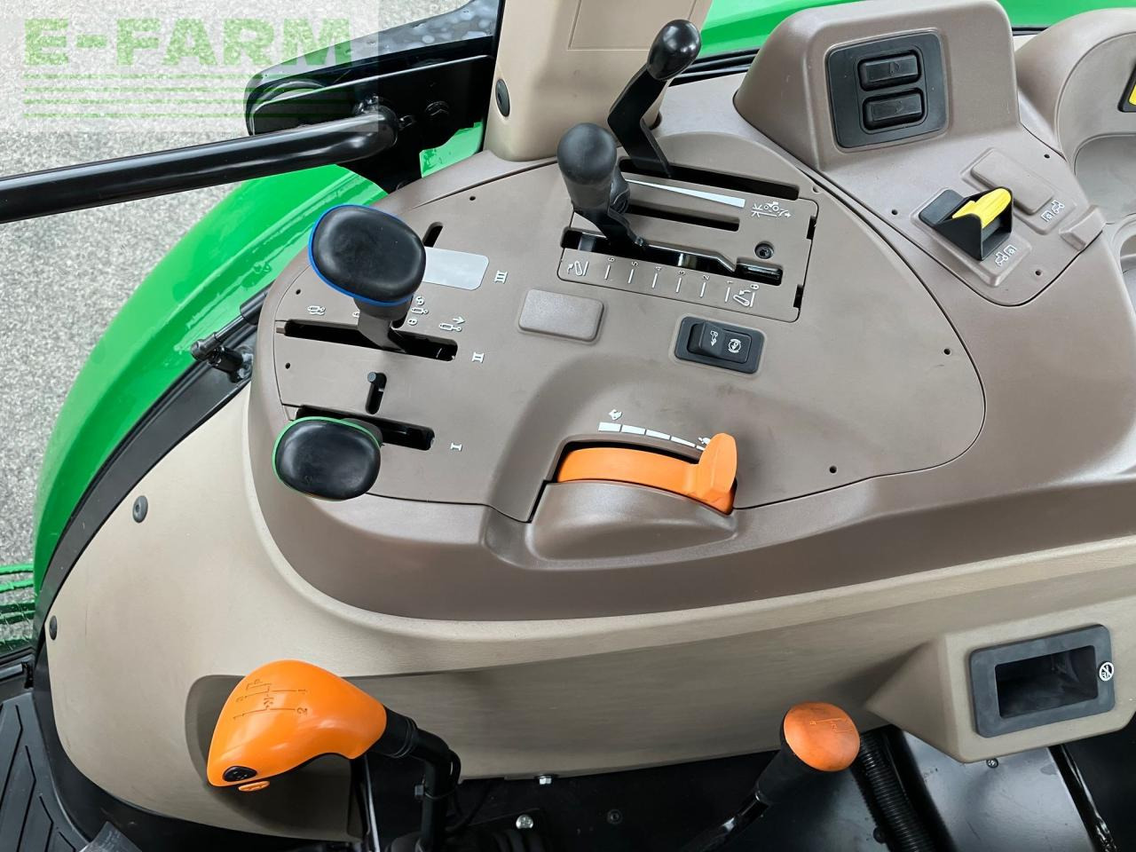 Трактор John Deere 5067E: снимка 9