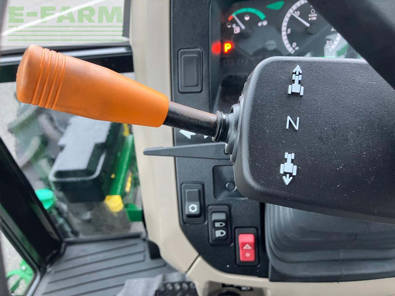 Трактор John Deere 5067E: снимка 17