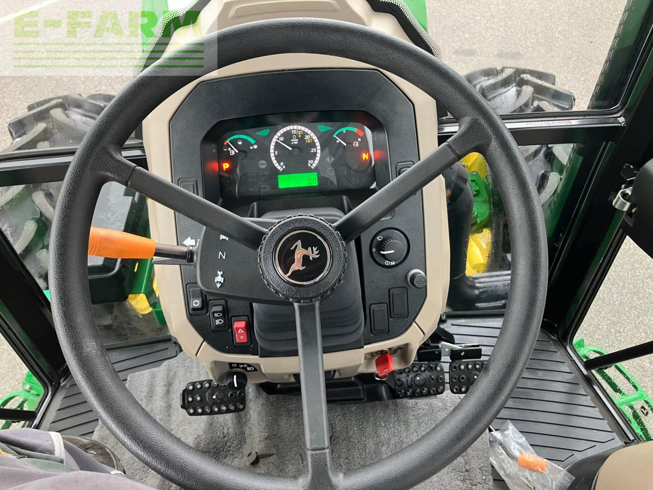 Трактор John Deere 5067E: снимка 20