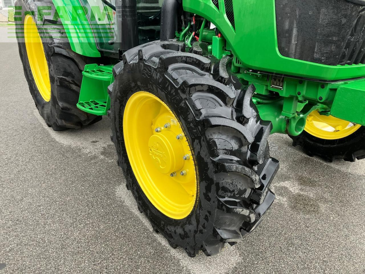 Трактор John Deere 5067E: снимка 24