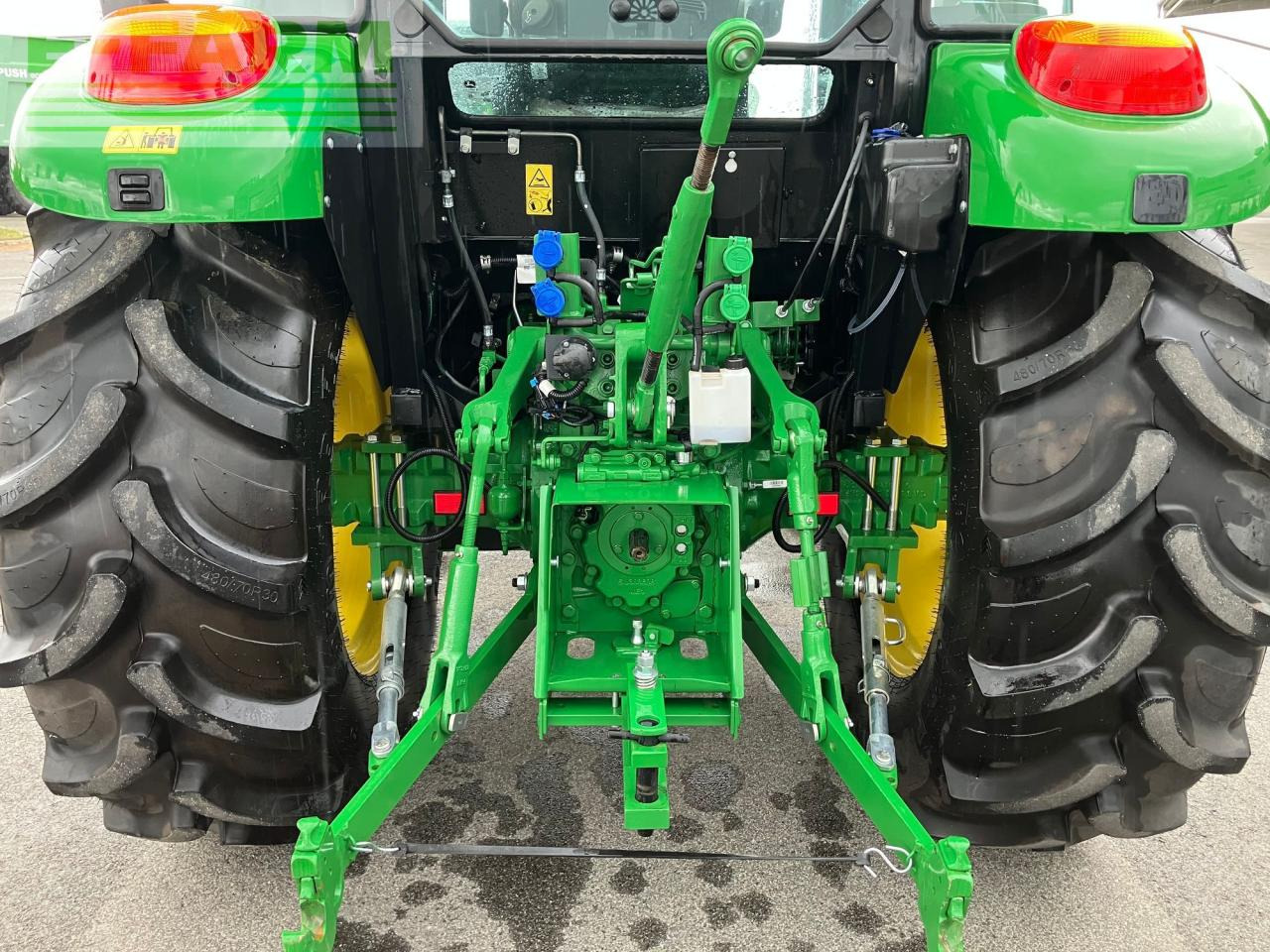 Трактор John Deere 5067E: снимка 34