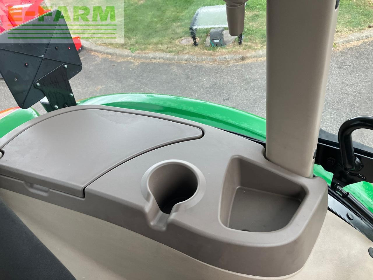 Трактор John Deere 5067E: снимка 11