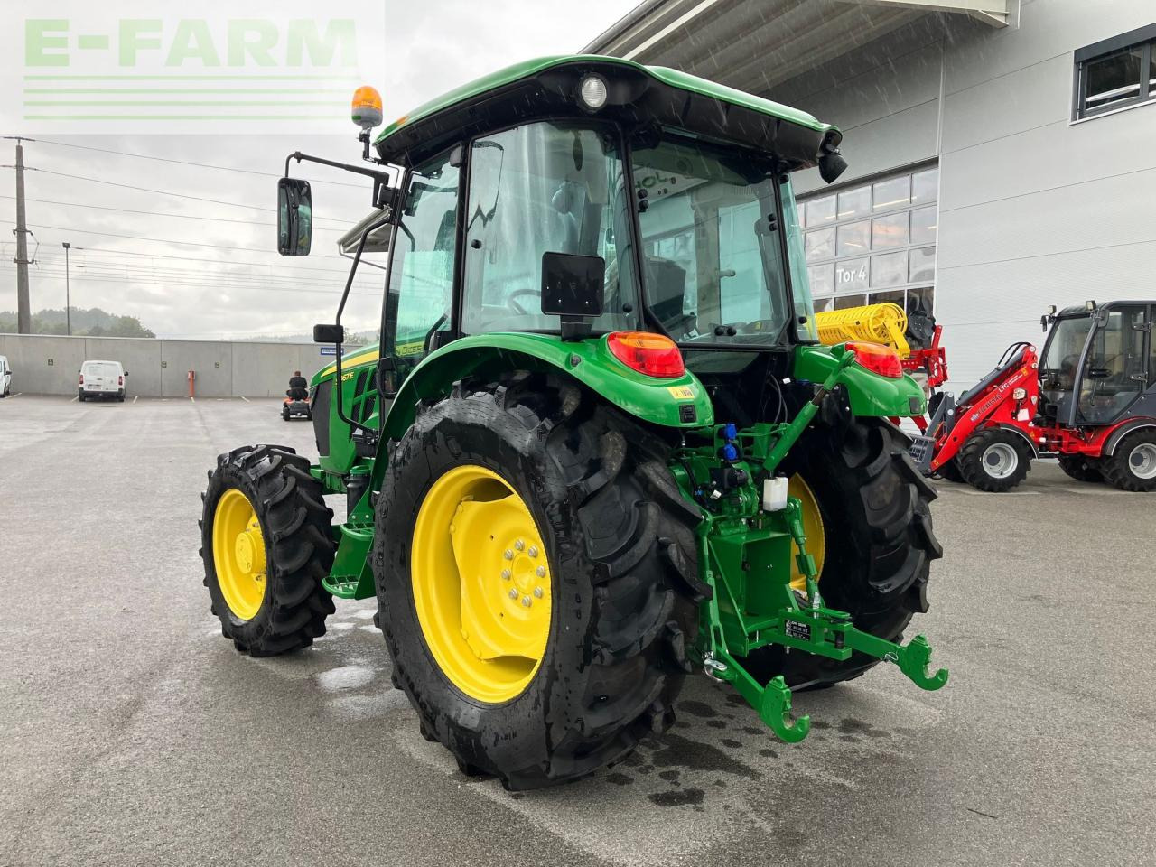 Трактор John Deere 5067E: снимка 6