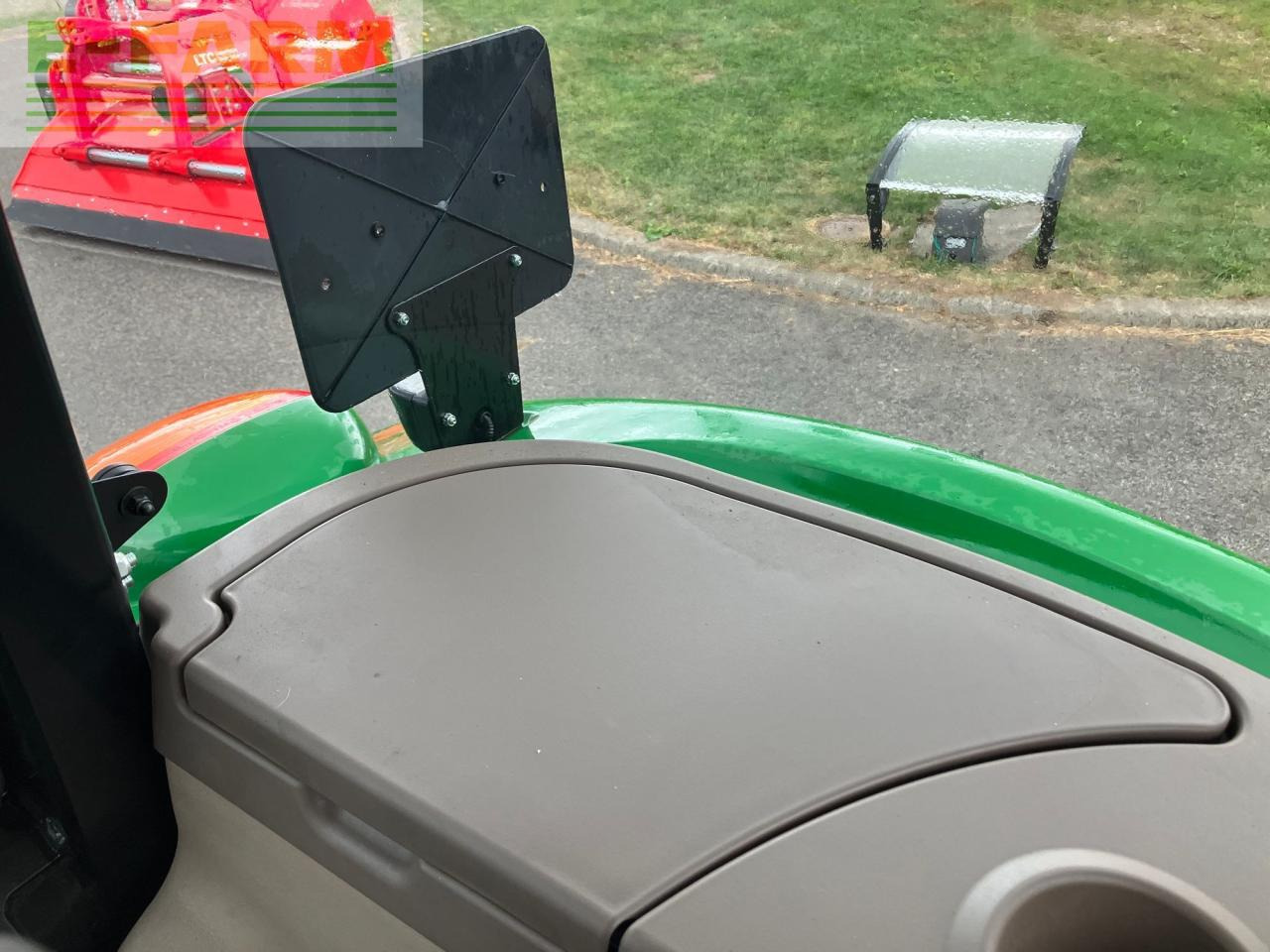 Трактор John Deere 5067E: снимка 21