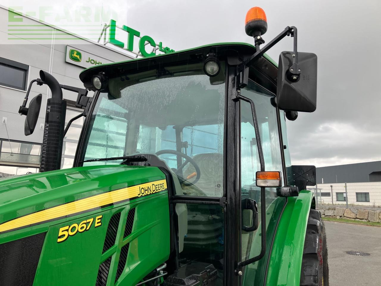 Трактор John Deere 5067E: снимка 35