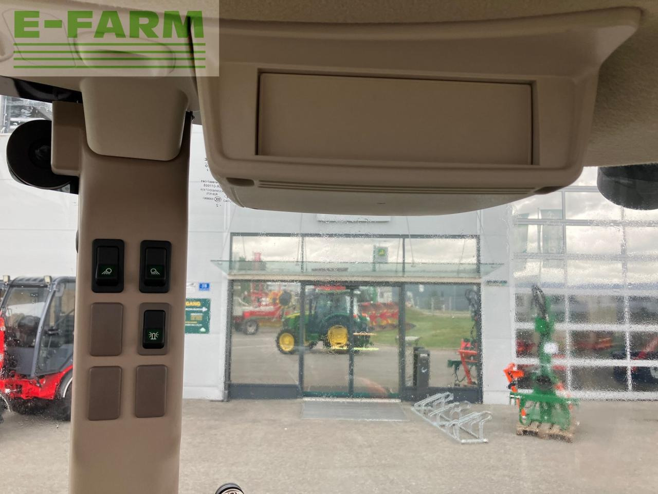 Трактор John Deere 5067E: снимка 33