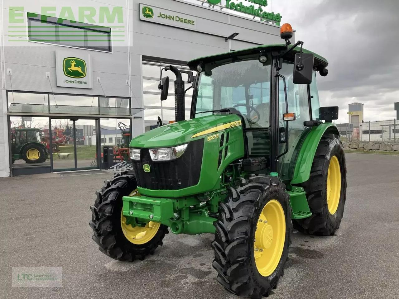 John Deere 5067e - Трактор: снимка 1 John Deere 5067e - Трактор: снимка 1