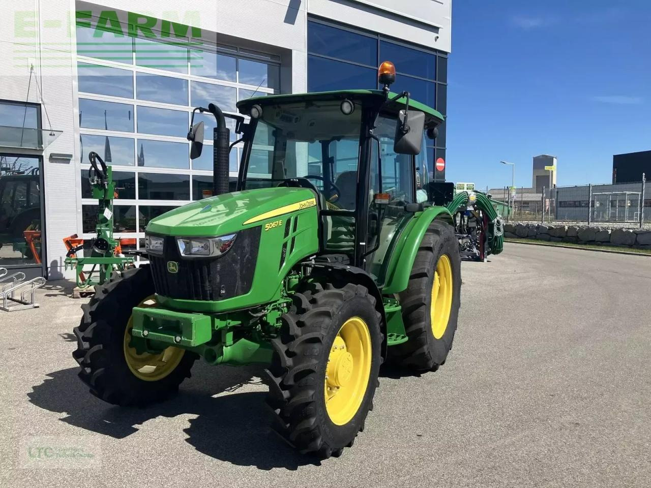John Deere 5067e - Трактор: снимка 1 John Deere 5067e - Трактор: снимка 1