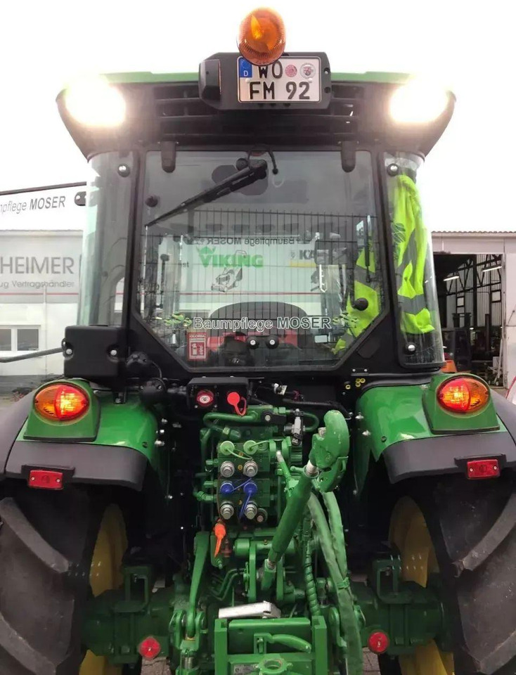 John Deere 5105gf stoll frontlader opt. 3-seite anhänger - Трактор: снимка 4 John Deere 5105gf stoll frontlader opt. 3-seite anhänger - Трактор: снимка 4