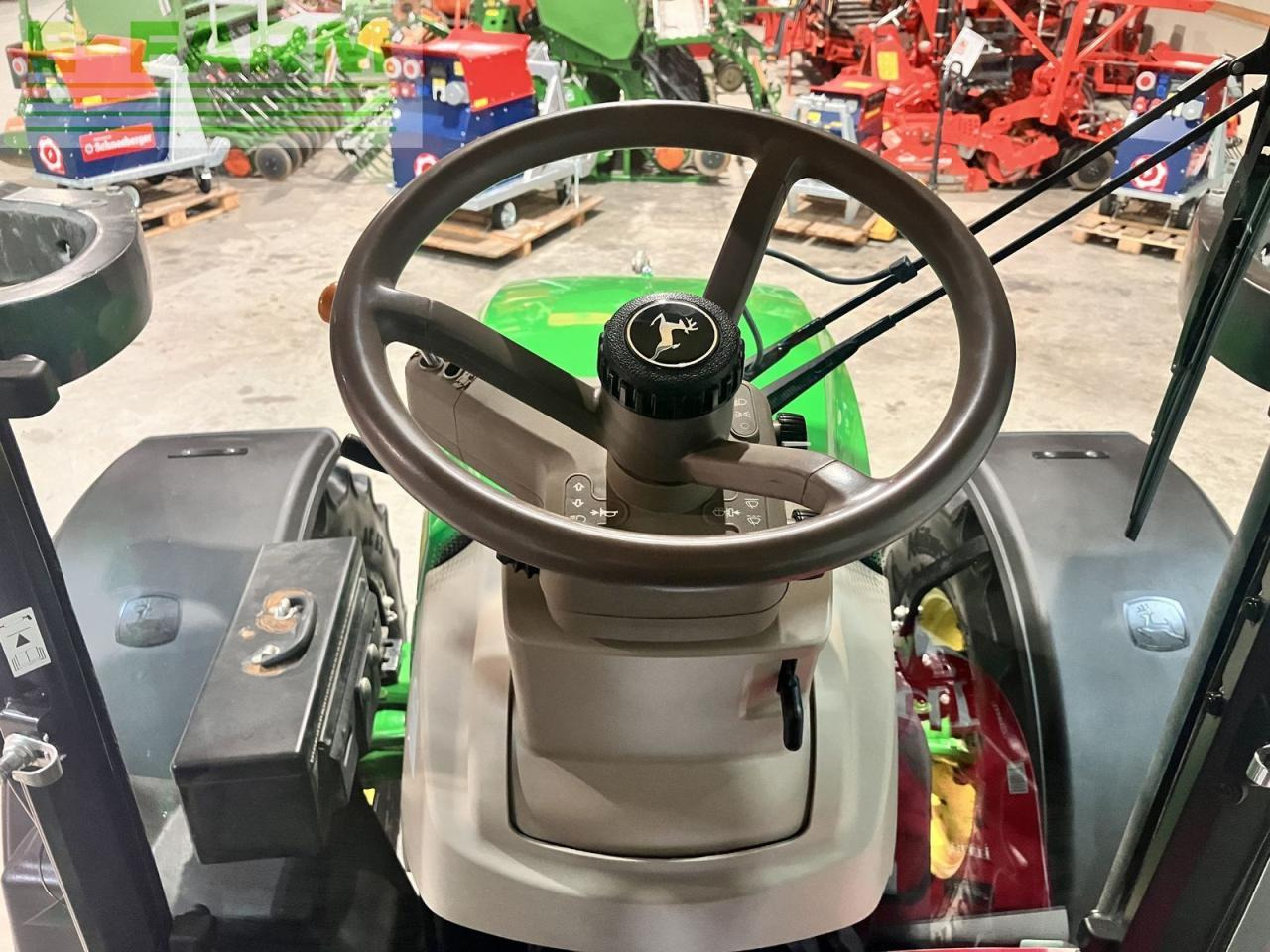 Трактор John Deere 5115r: снимка 22