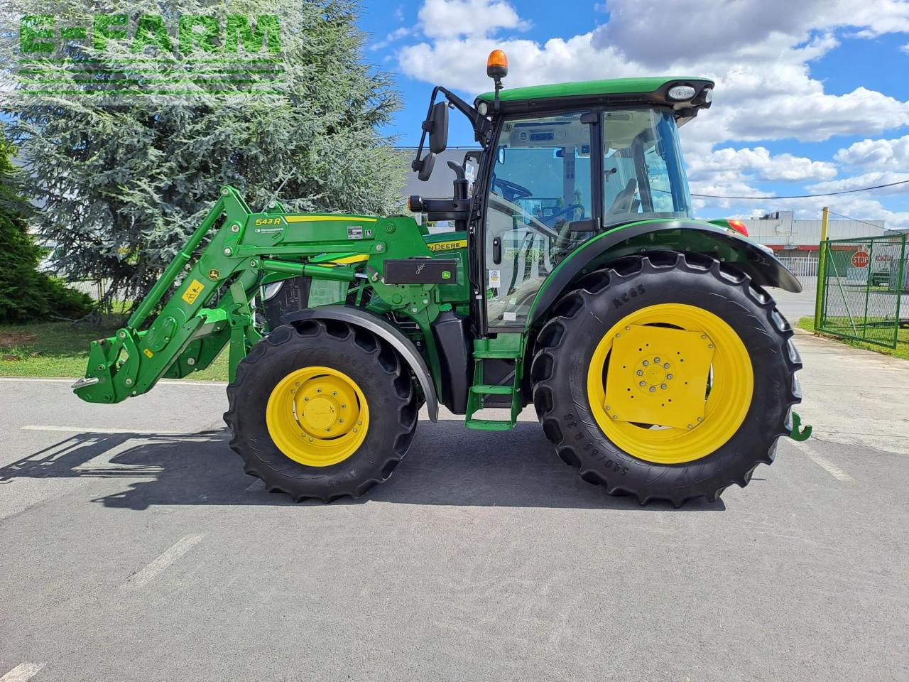 Трактор John Deere 5125R: снимка 9