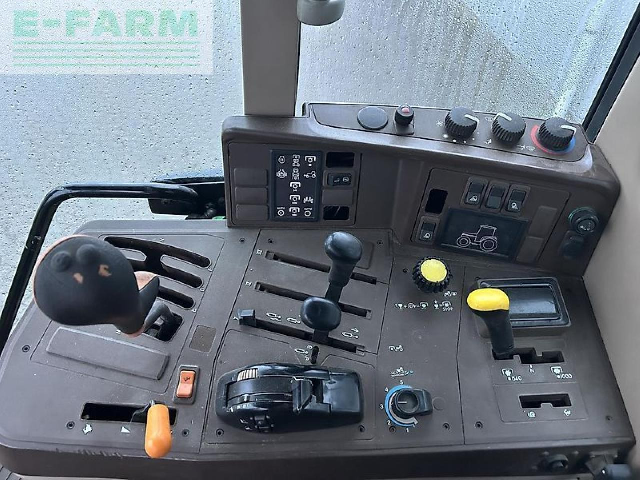 John Deere 6110 - Трактор: снимка 3 John Deere 6110 - Трактор: снимка 3
