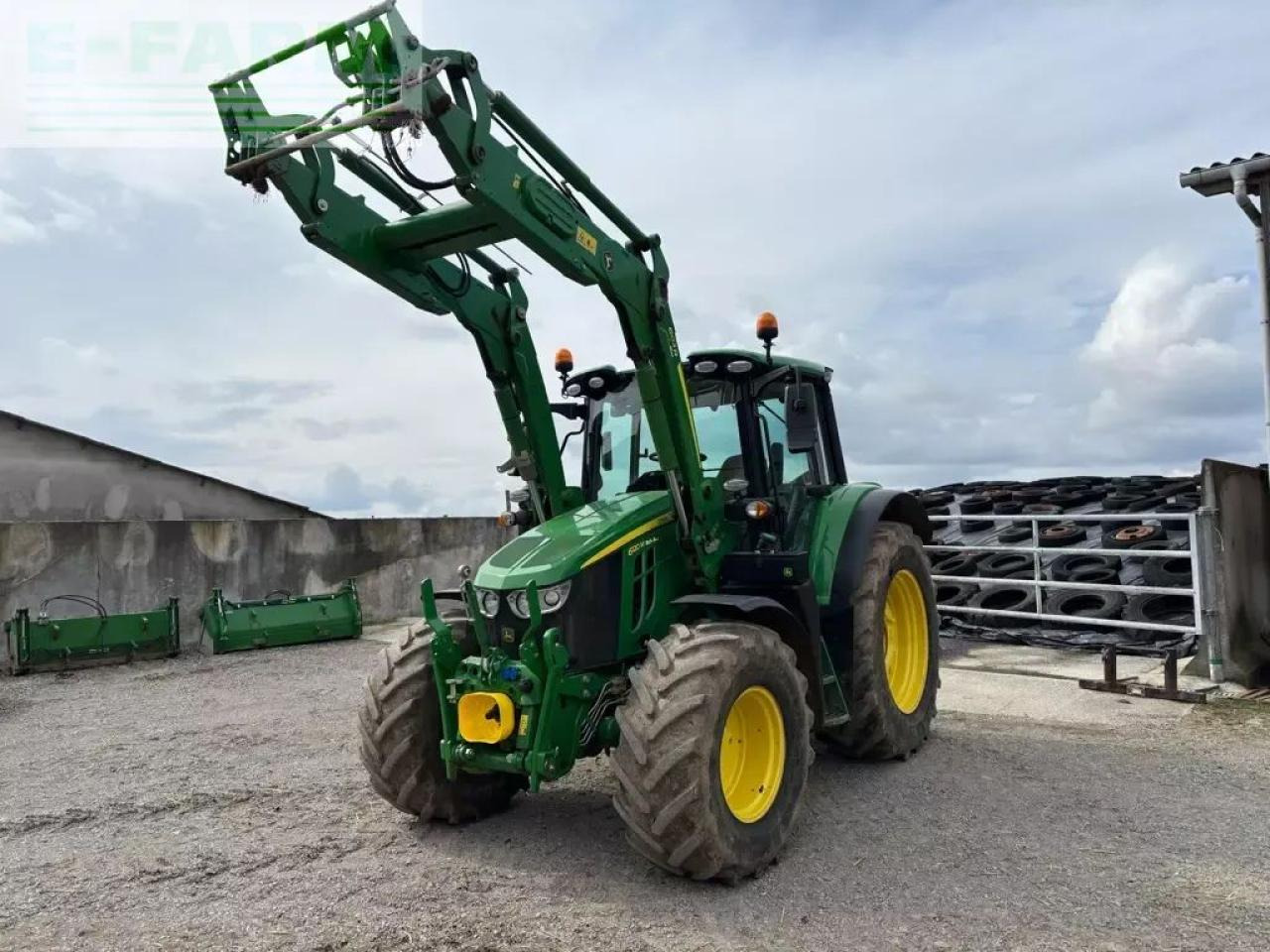 John Deere 6120m - Трактор: снимка 1 John Deere 6120m - Трактор: снимка 1